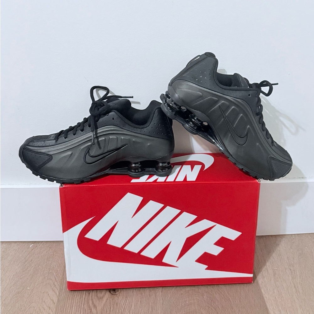 Nike Shox R4 Black Bright Crimson GS Sizes 6Y | Women’s 7.5